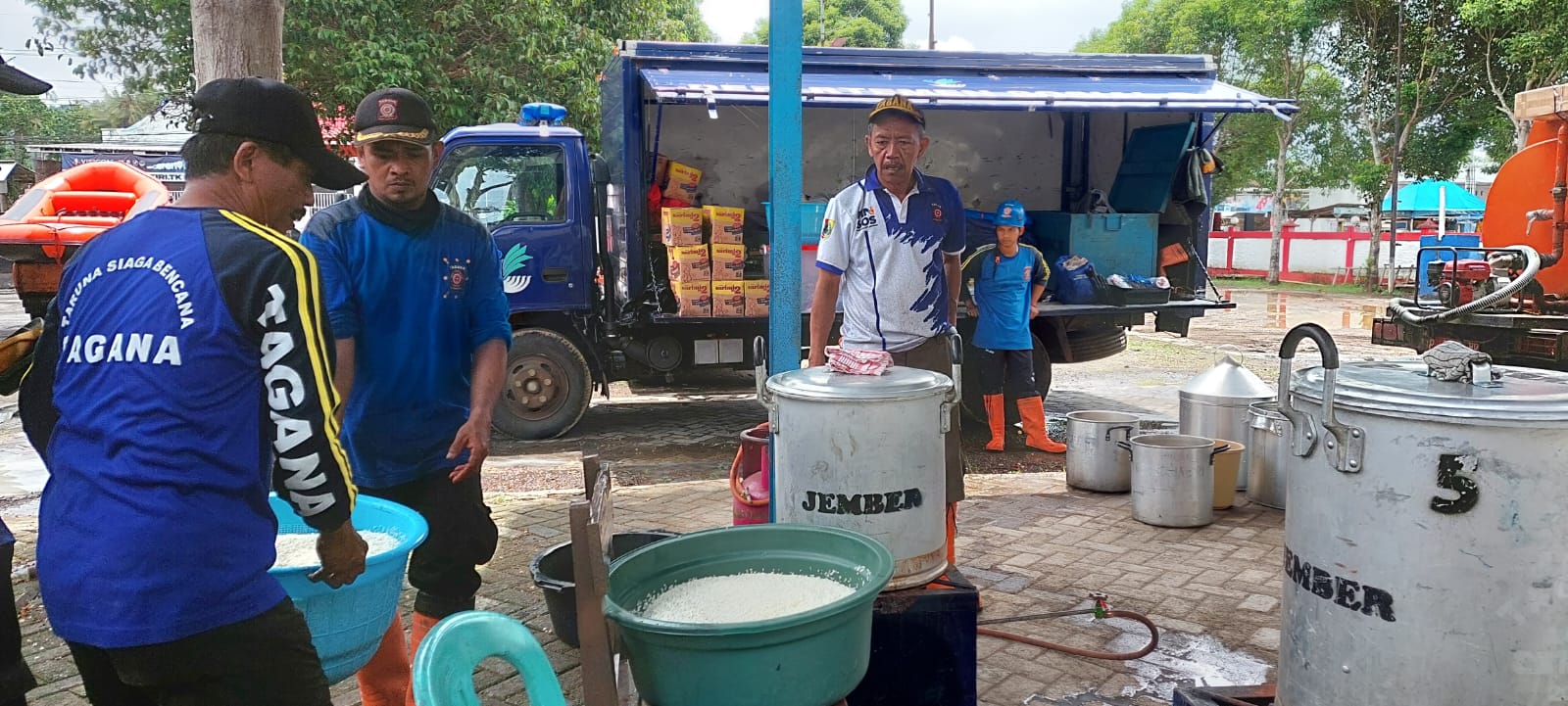 Dinas Sosial Jember Dirikan Dapur Umum, Sediakan Ribuan Makanan Siap Saji untuk Warga Terdampak Banjir