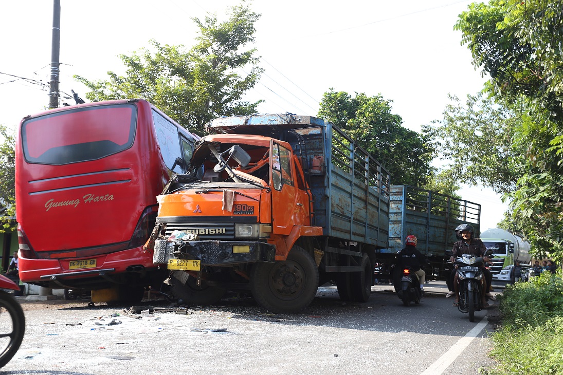 Kecelakaan Bus versus Truk di Wirolegi Jember, 3 Orang Dilarikan ke Rumah Sakit