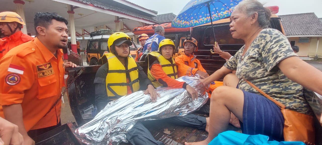 Dramatis, di Tengah Banjir Jember, Seorang Nenek yang Alami Hiportemia Dievakuasi dengan Pikap