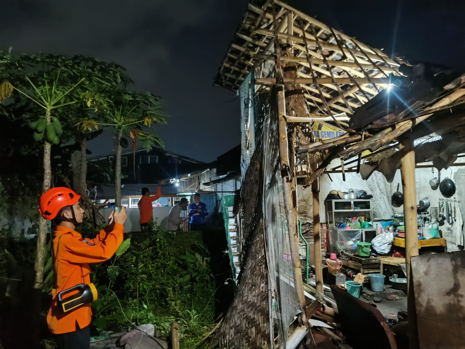 Dapur Rumah Warga Sempusari Jember Roboh Diterjang Hujan, BPBD Gercep Salurkan Bantuan
