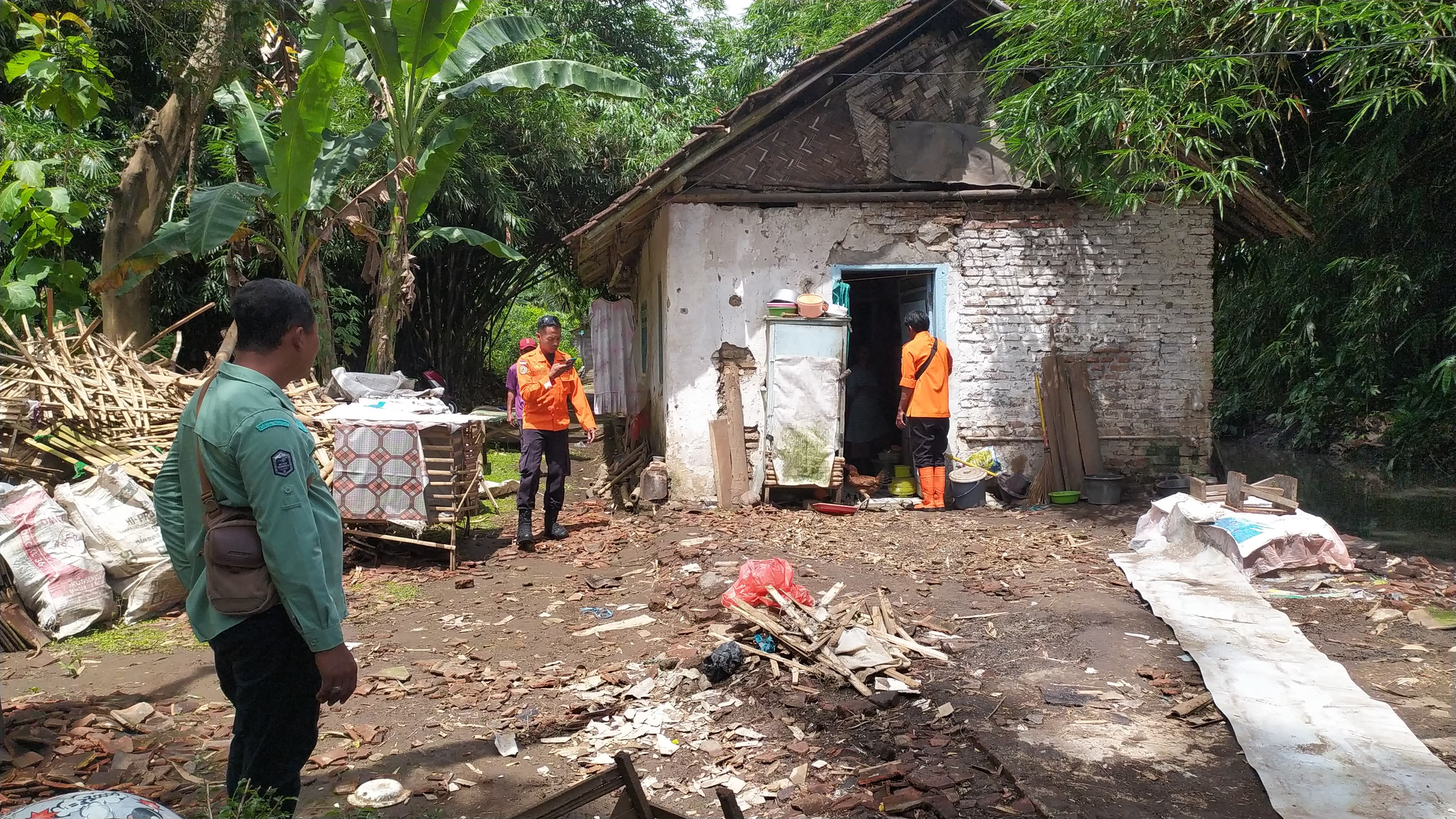 Dua Rumah Warga Jember Ambruk, BPBD Sigap Distribusikan Bantuan Logistik