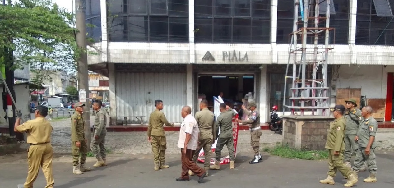 Reklame Kedaluwarsa Menjamur di Perkotaan Jember, Satpol PP Tindak Tegas
