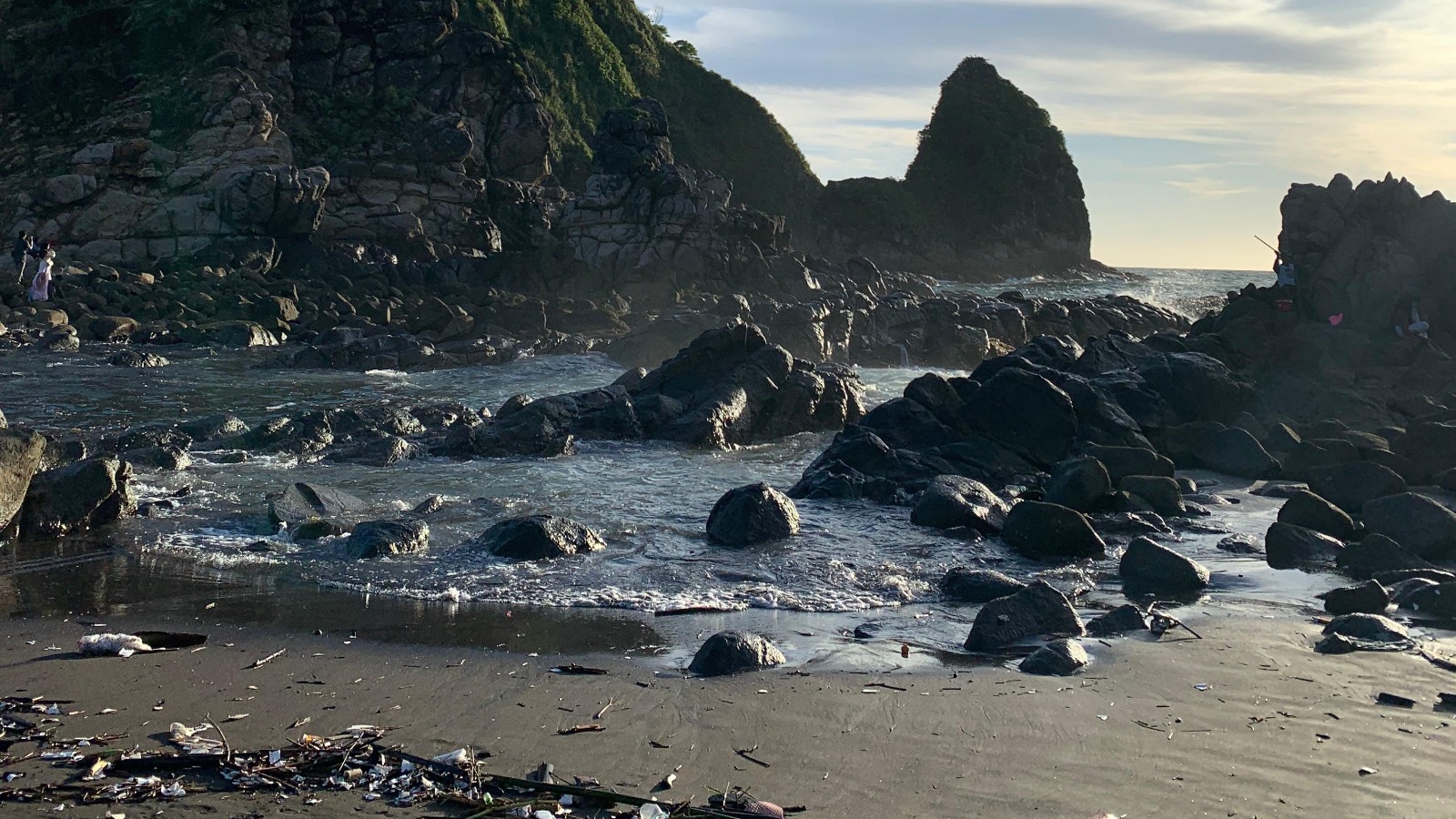 Pantai Payangan Jember, Destinasi Pesisir dengan Panorama Laut dan Perbukitan yang Bikin Betah