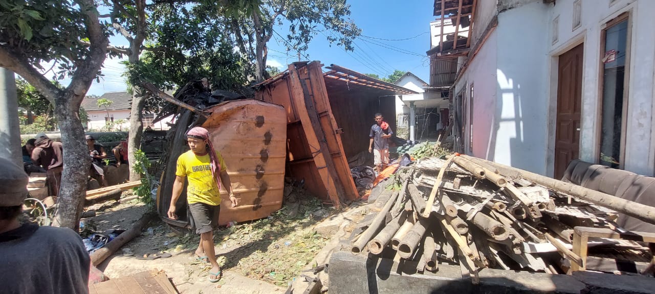 Lagi, Truk Fuso Seruduk 2 Rumah Warga Jember