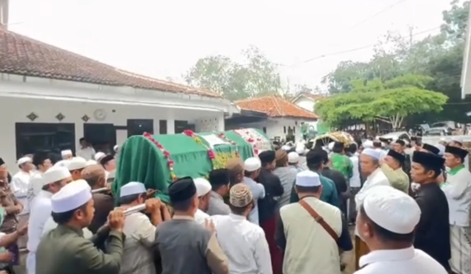 Ketua PCNU Pamekasan dan Istri Wafat Kecelakaan di Tol, Almarhum Dimakamkan di Jember