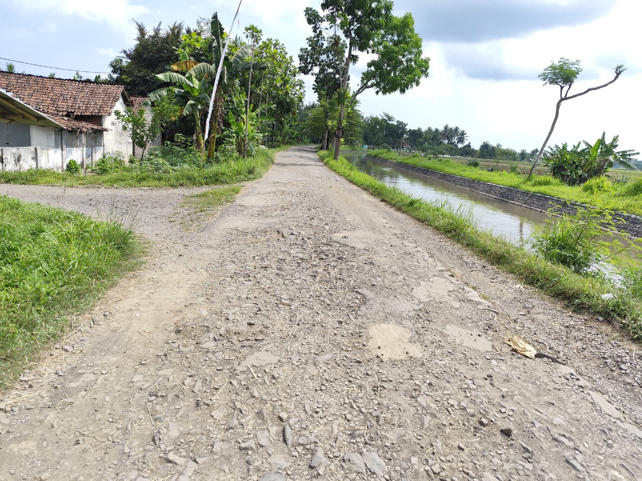 Lima Tahun Lebih Jalan Rusak Parah, Warga Sukamakmur Keluhkan Bebatuan Tajam yang Membahayakan