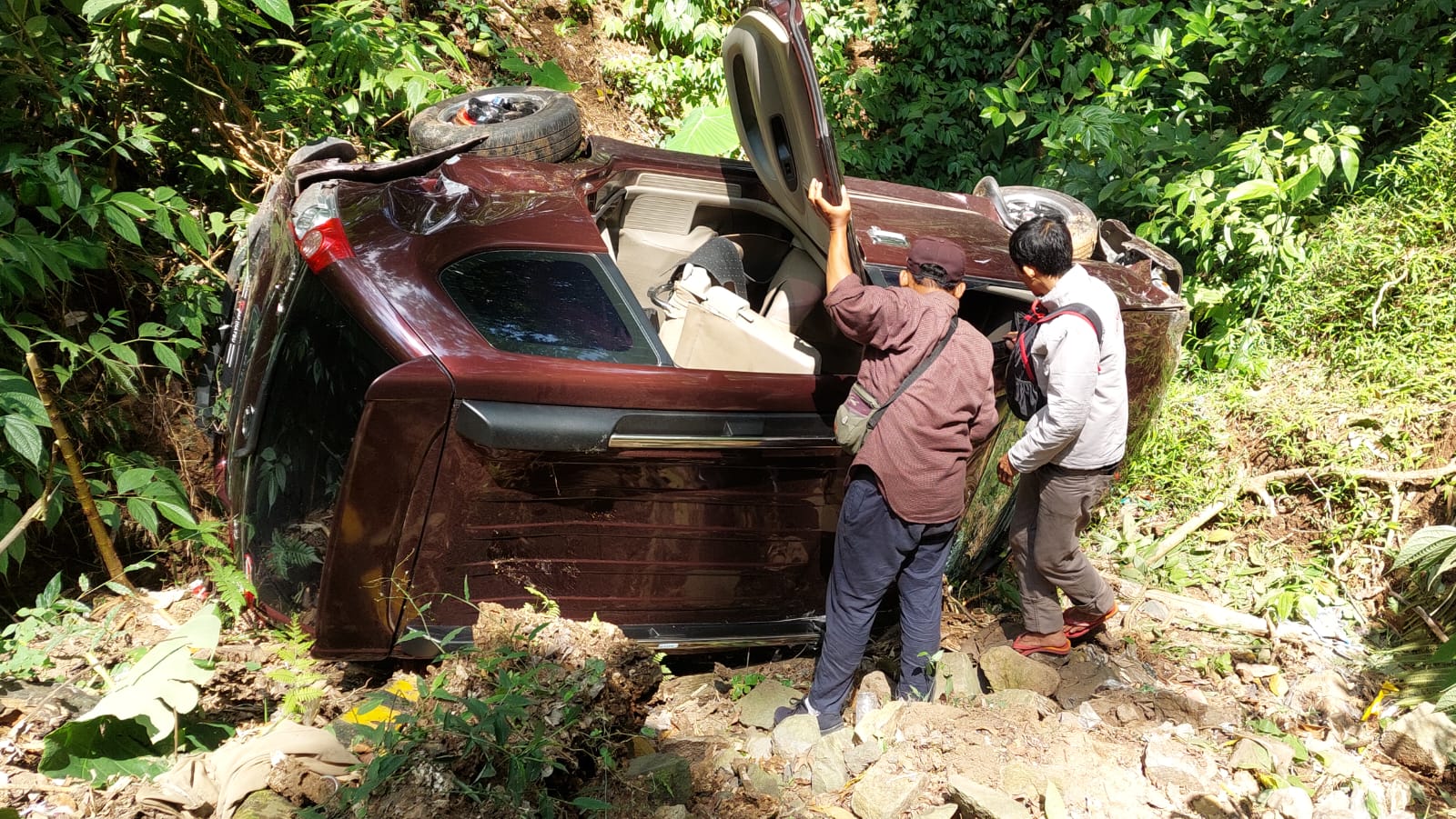 Usai Menyalip, Mobil Xenia ini Malah Masuk Jurang Gumitir Jember