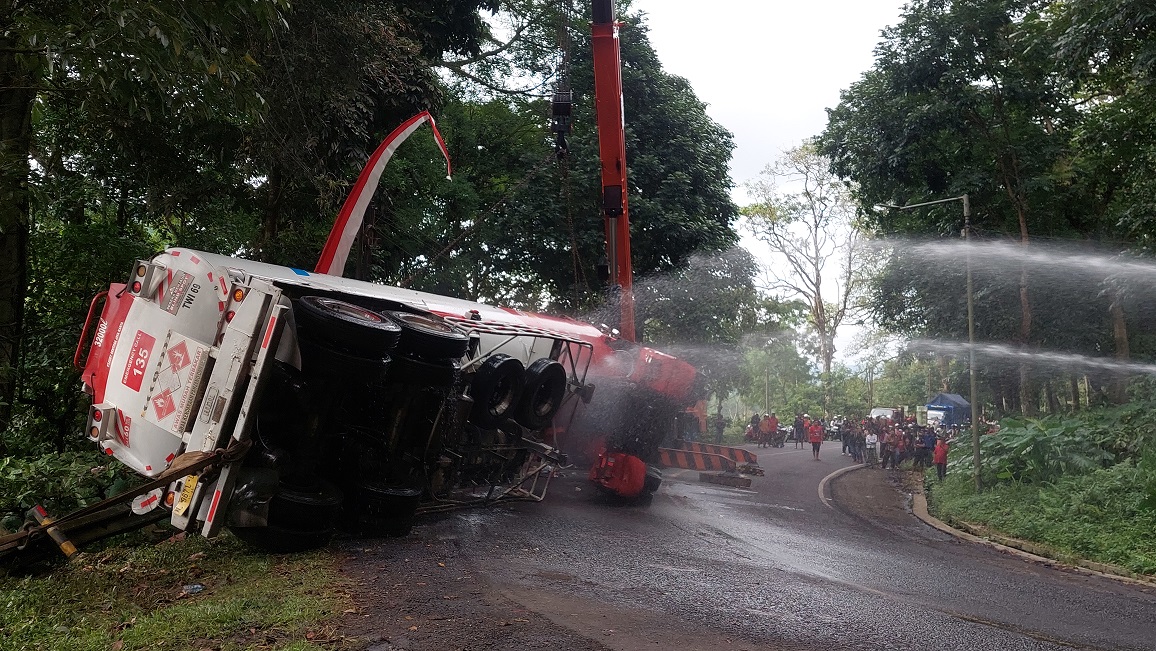 Truk Tangki Pertamina yang Terguling di Gumitir Berhasil Dievakuasi