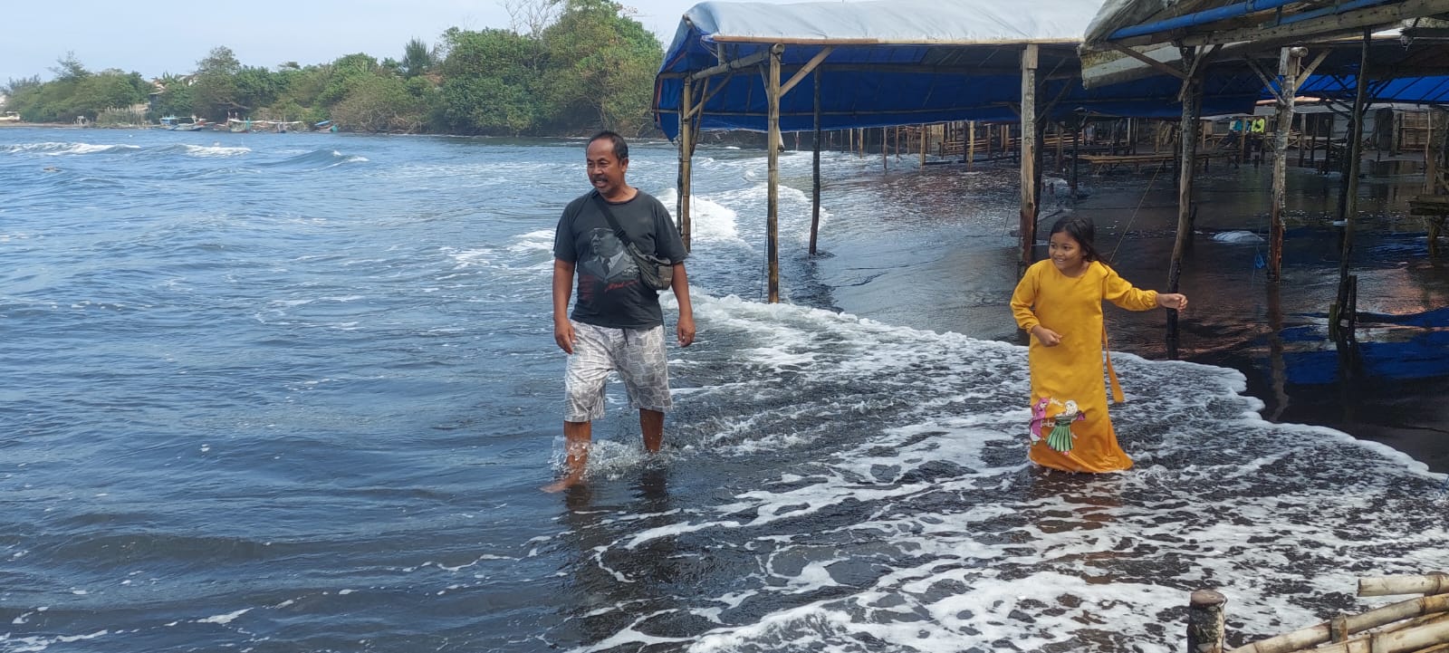 Meski Ada Bendera Merah, Pedagang dan Pengunjung Pantai Selatan Jember Tetap Beraktivitas