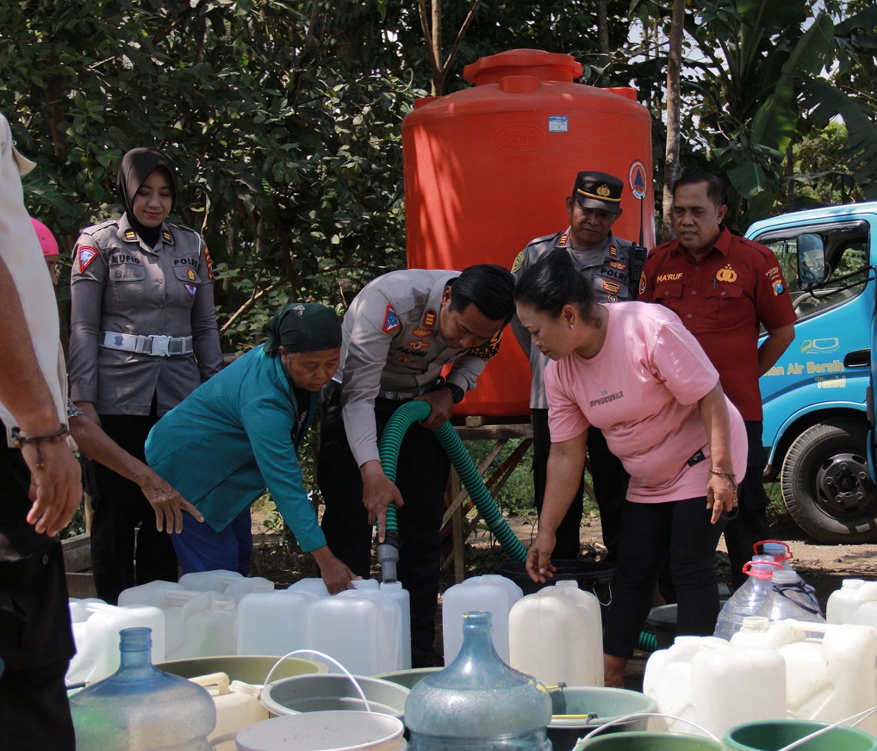 Kemarau Melanda dan Sumur di Kalisat Mengering, Ini yang Dilakukan Polres Jember