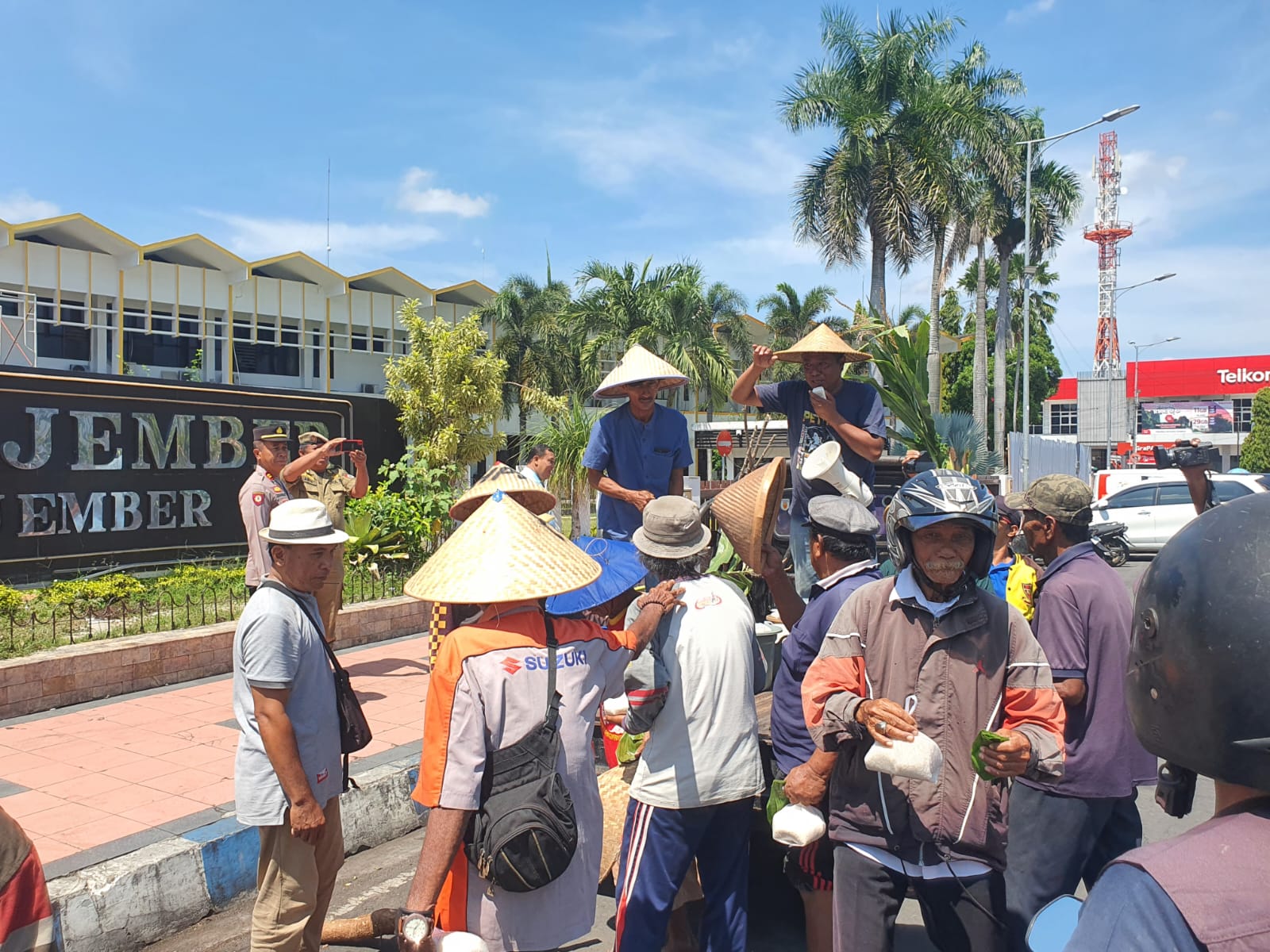 Ironi Pangan Negeri, Petani di Jember Bagi-Bagi Hasil Pertanian ke Masyarakat