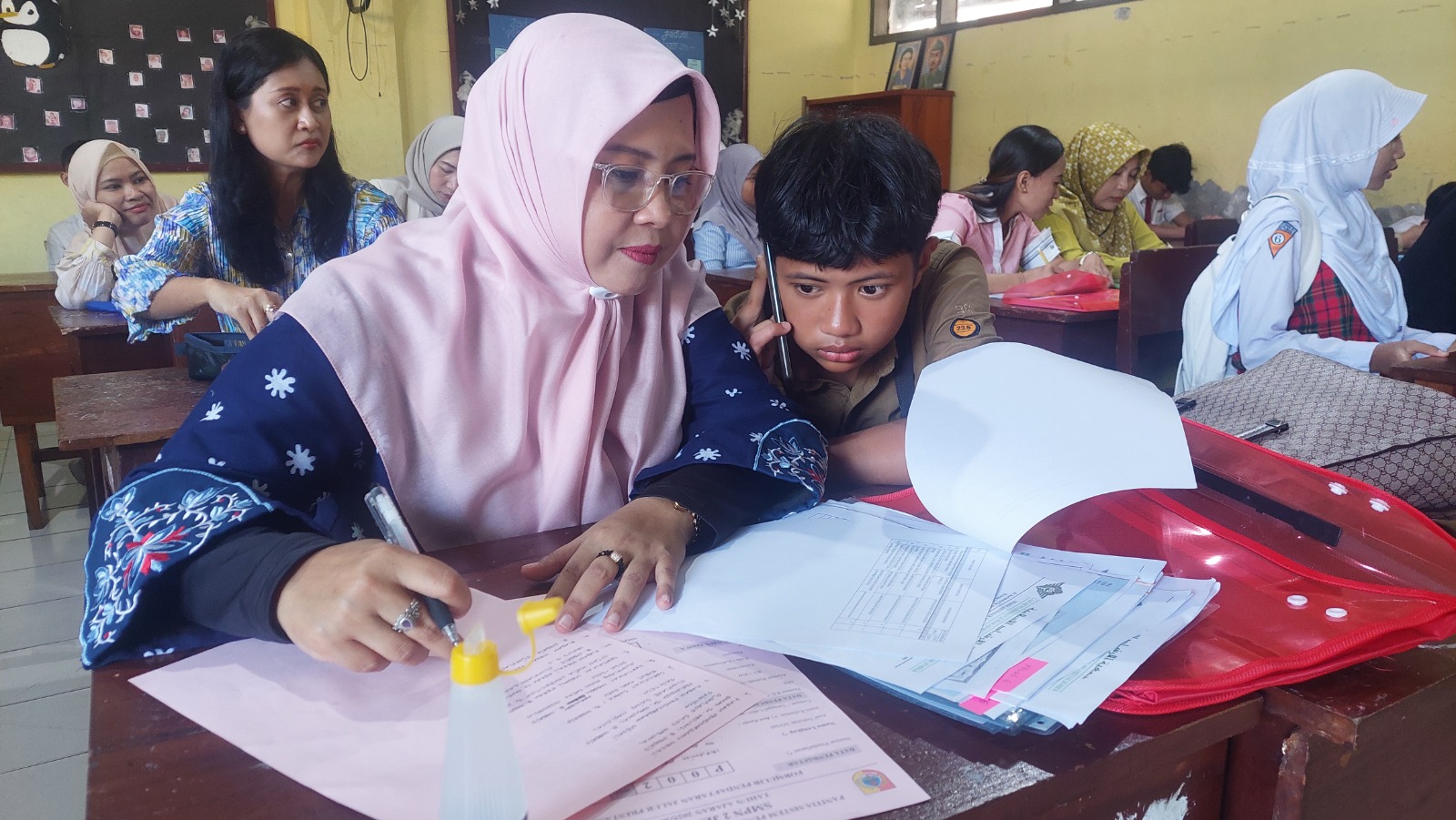 Demi Anak Bisa Daftar SPMB di Sekolah Favorit, Ibu-Ibu di Jember Jadi yang Paling Sibuk