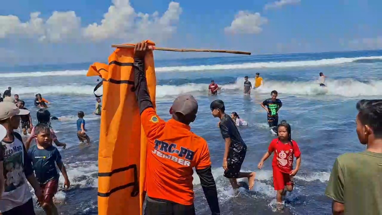 Masih Banyak yang Nekat Mandi di Pantai Selatan Jember, Petugas sampai Bawa Kantong Jenazah