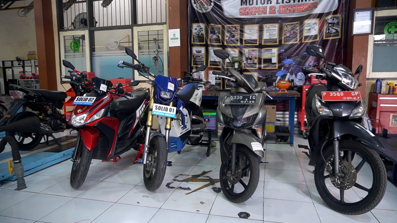 SMKN 2 Jember Konversi Belasan Motor BBM menjadi Motor Listrik