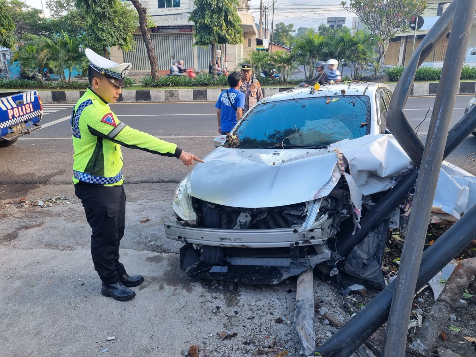 Minibus Oleng dan Tabrak Tiang Telepon hingga Tercabut dari Fondasi di Jember, Begini Kondisi Pengemudi