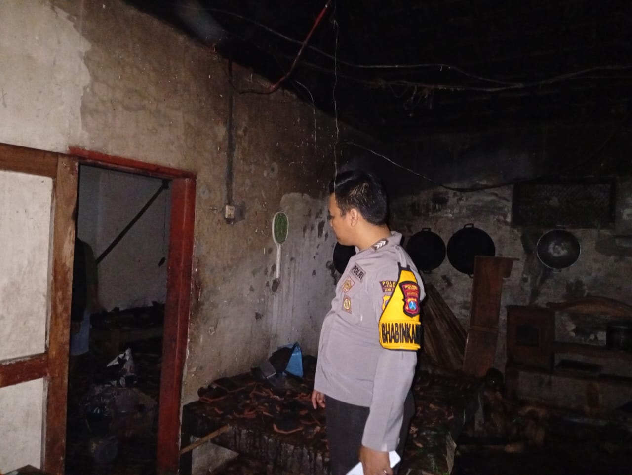 Gara-gara Lilin saat Pemadaman Listrik, Rumah Warga Darsono Jember Terbakar