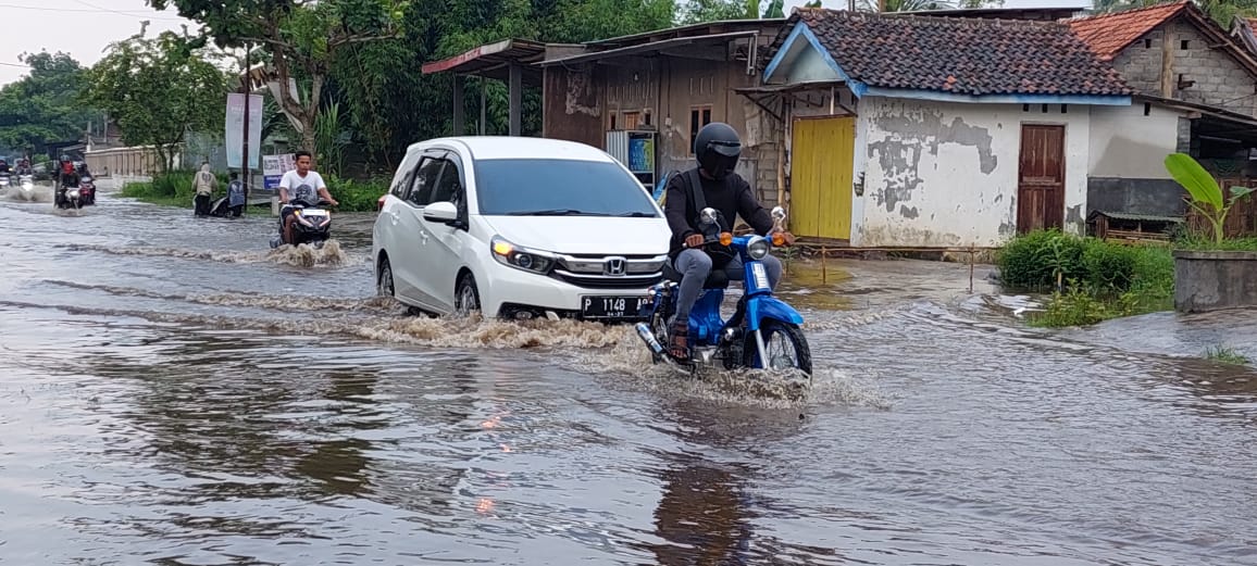 Hujan Sejam, Jalan Jember – Lumajang Terendam Banjir, Banyak Motor Mogok