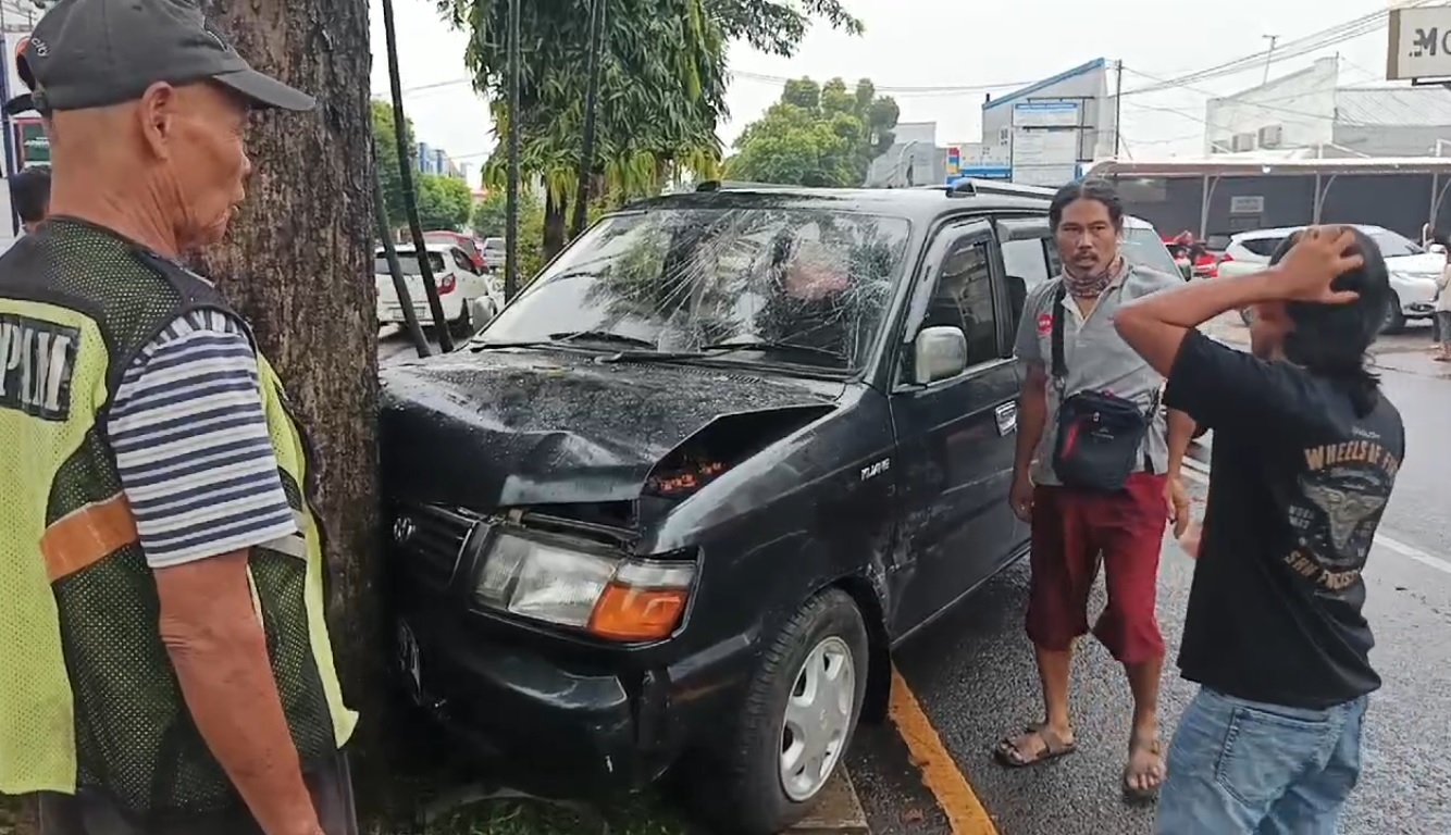 Minibus Berpenumpang Satu Keluarga Tabrak Pohon di Kaliwates Jember