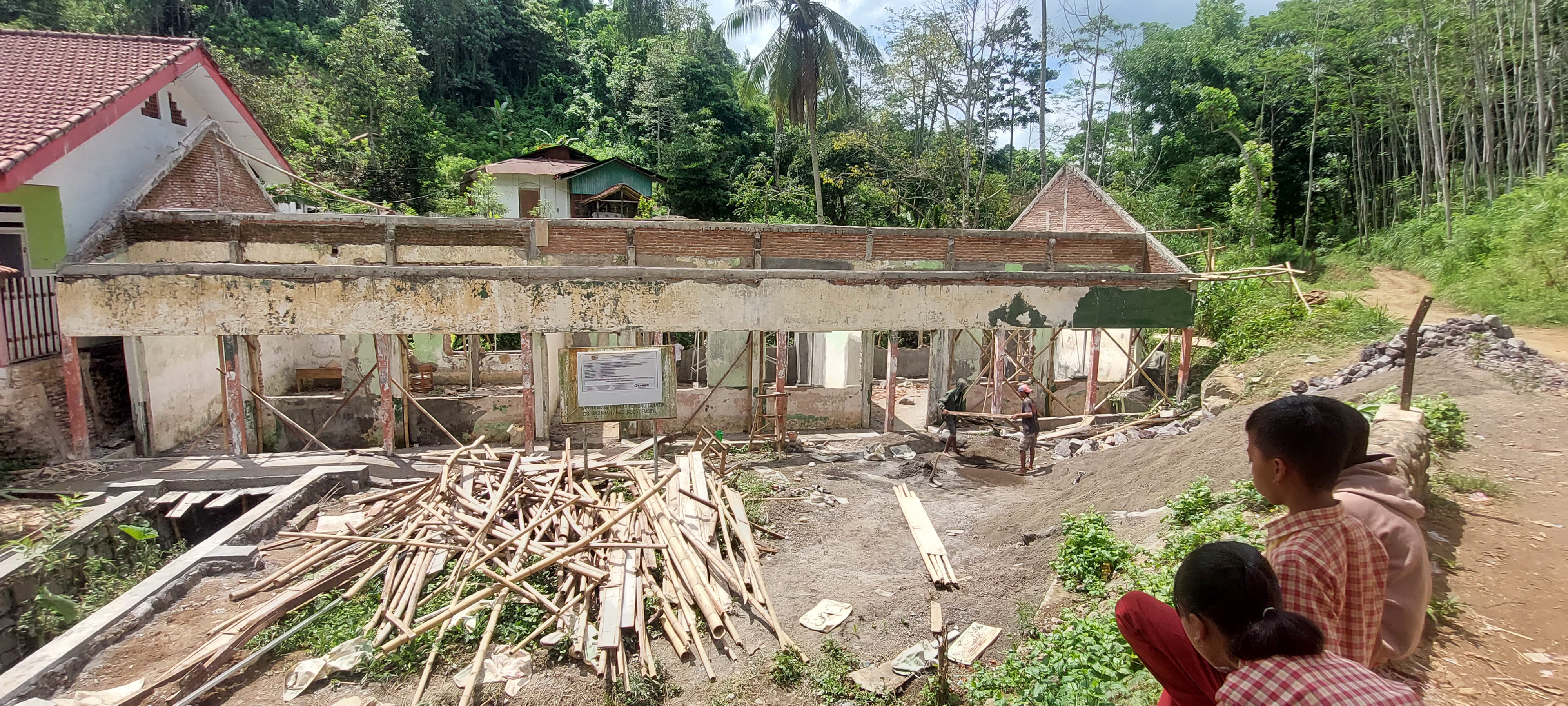 Sekolah Ambruk di Silo Jember Kini Sudah Mulai Dibangun Lagi