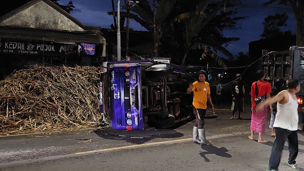 Hindari Kecelakaan, Truk Tebu Malah Terguling di Mayang Jember