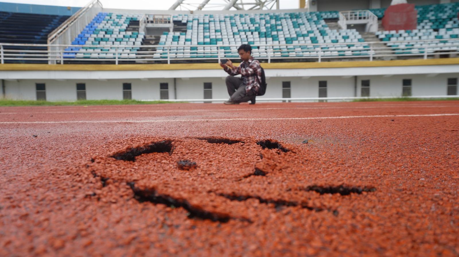 Sedot Anggaran Miliaran, Lintasan Atletik di Stadion JSG Rusak dan Ditumbuhi Rumput