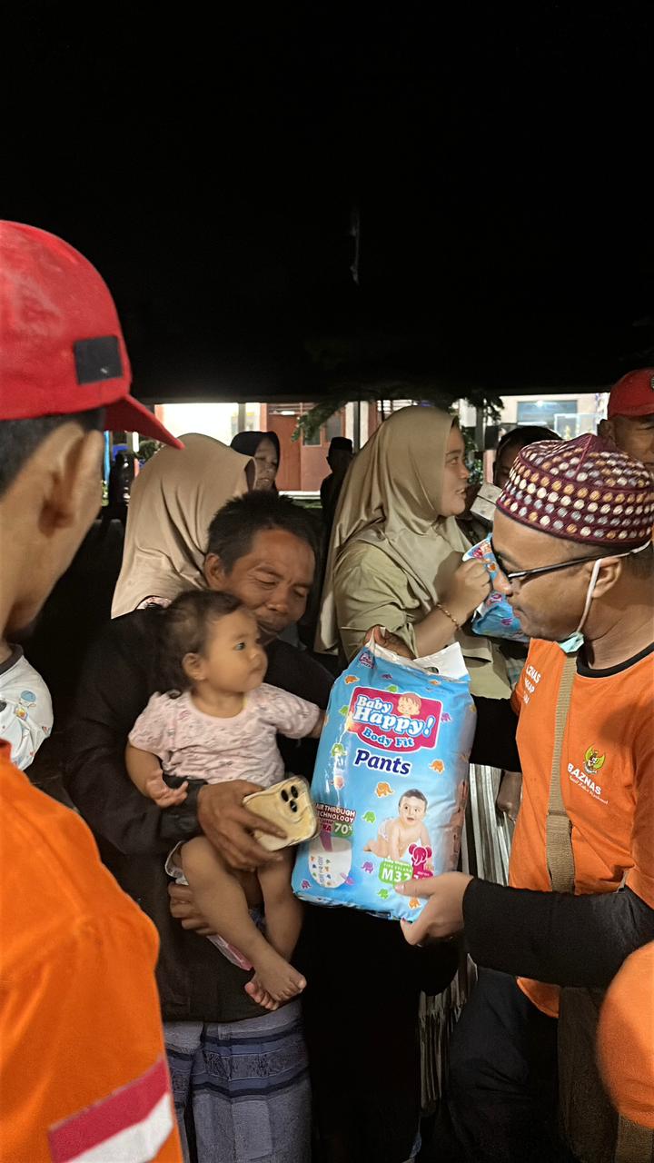 Tembus Gelap, Hujan, dan Abu Semeru: Tim Baznas Jember Tak Kenal Lelah Kirim Bantuan Hingga Malam