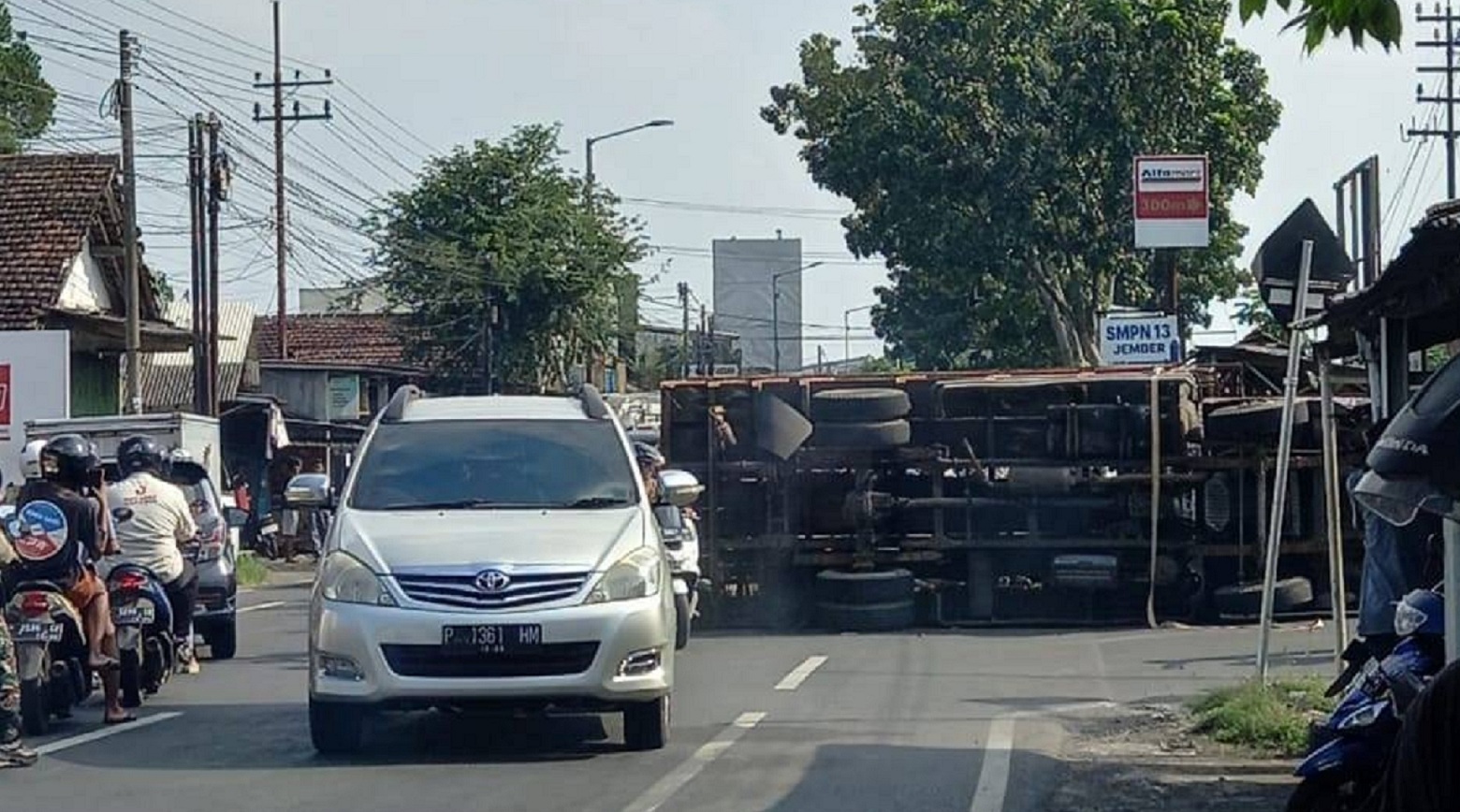 Truk Bermuatan Bambu Terguling Saat Belok, Arus Lalu Lintas Jember-Bondowoso Macet