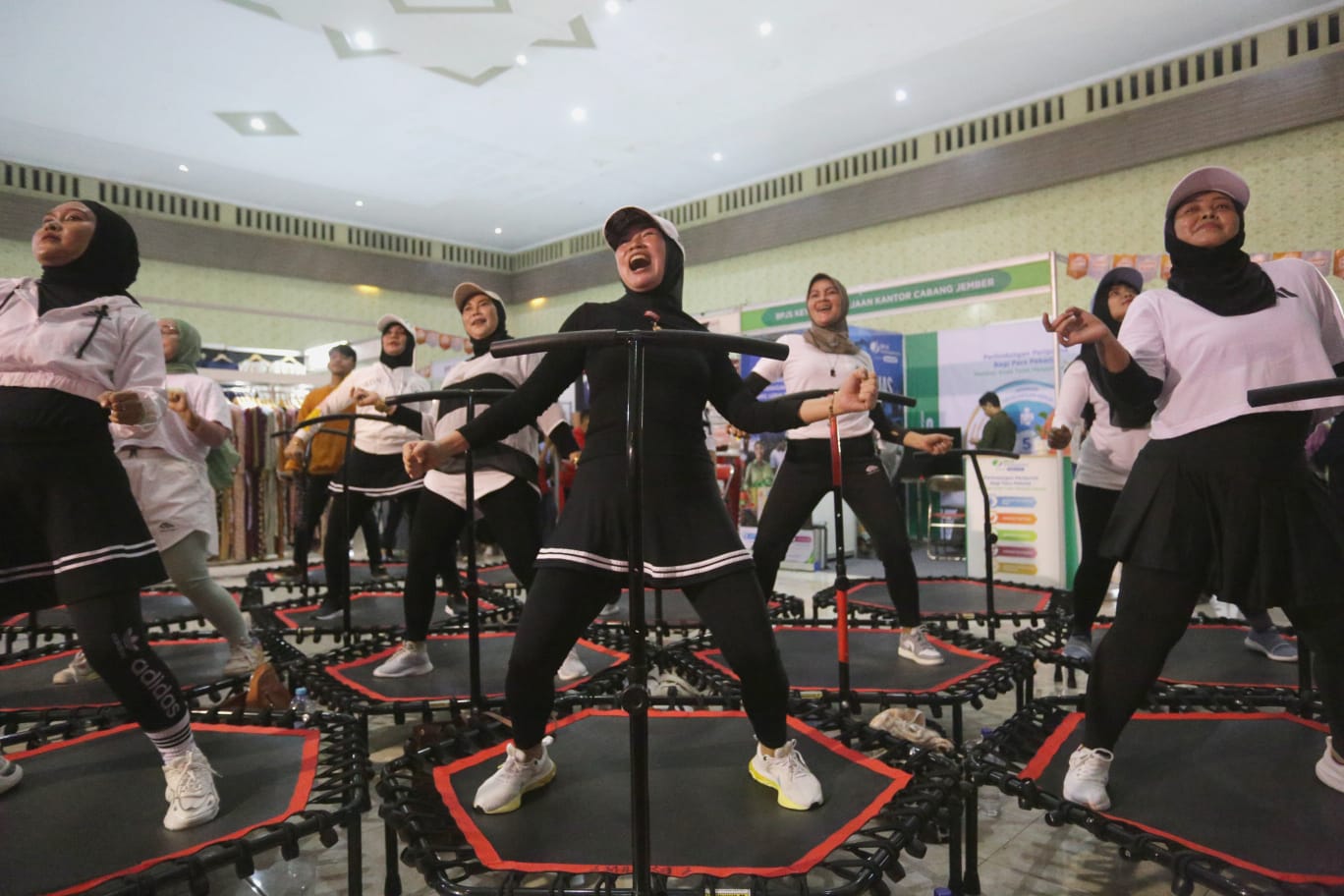 Serunya Trampoline Dance Fitness di Expo Jember Obral Gede, Pengunjung Banyak yang Ikut!