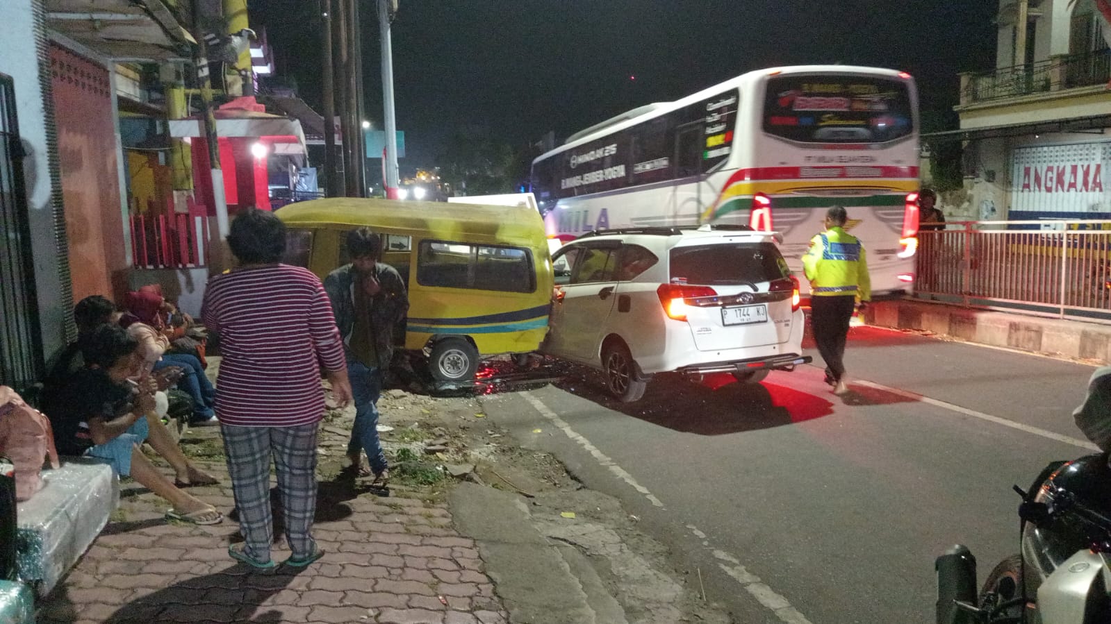 Diduga Sopir Mengantuk, Minibus Calya Tabrak Angkot Terpakir di Bahu Jalan Jember