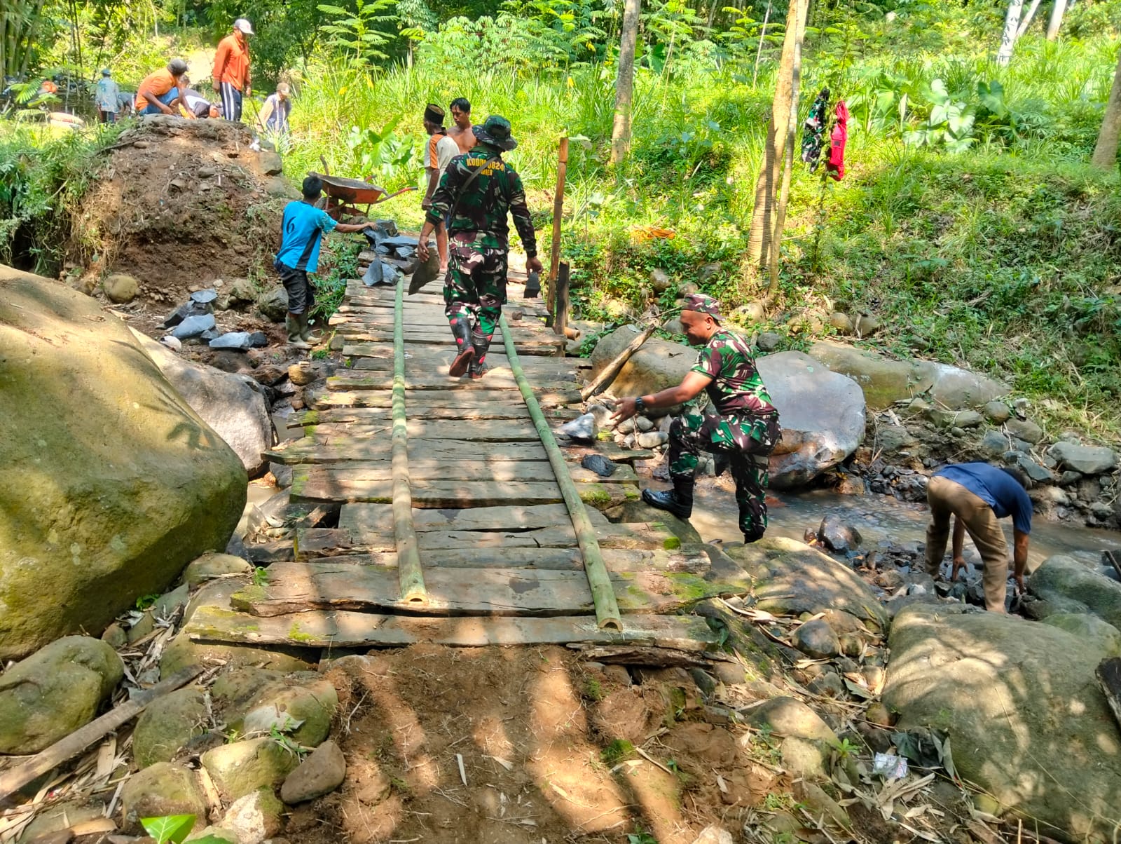 Jembatan Rusak, Warga Dua Desa di Arjasa Jember Swadaya Perbaiki