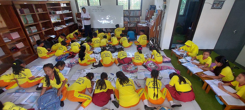 Pembelajaran di SDN Kaliglagah 03 Sumberbaru Harus Lesehan, Siswa Tak Nyaman