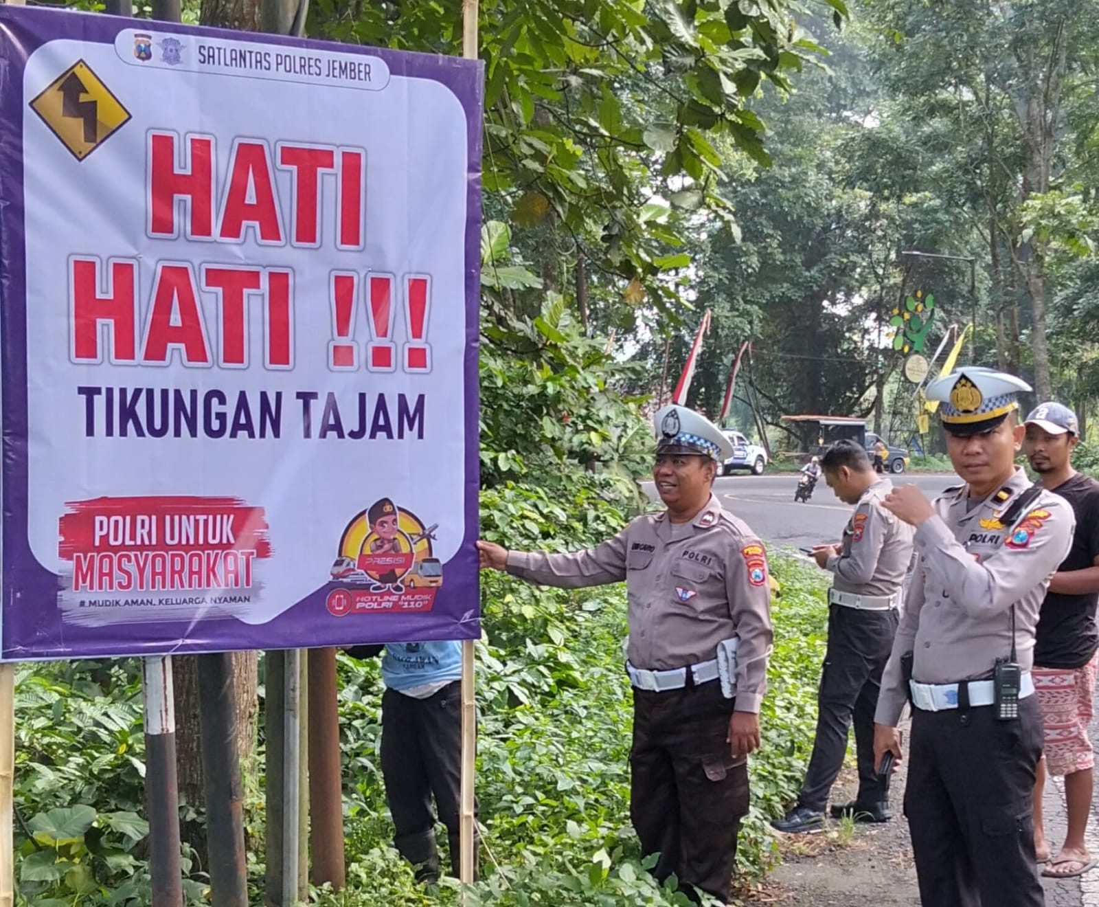 Polres Jember Pasang Banner Peringatan untuk Cegah Kecelakaan di Jalur Ini