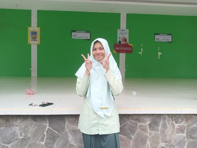 Ghina Layla, Siswi SMA Nurul Islam Jember Raih Juara 1 OSN-K Ekonomi 2025