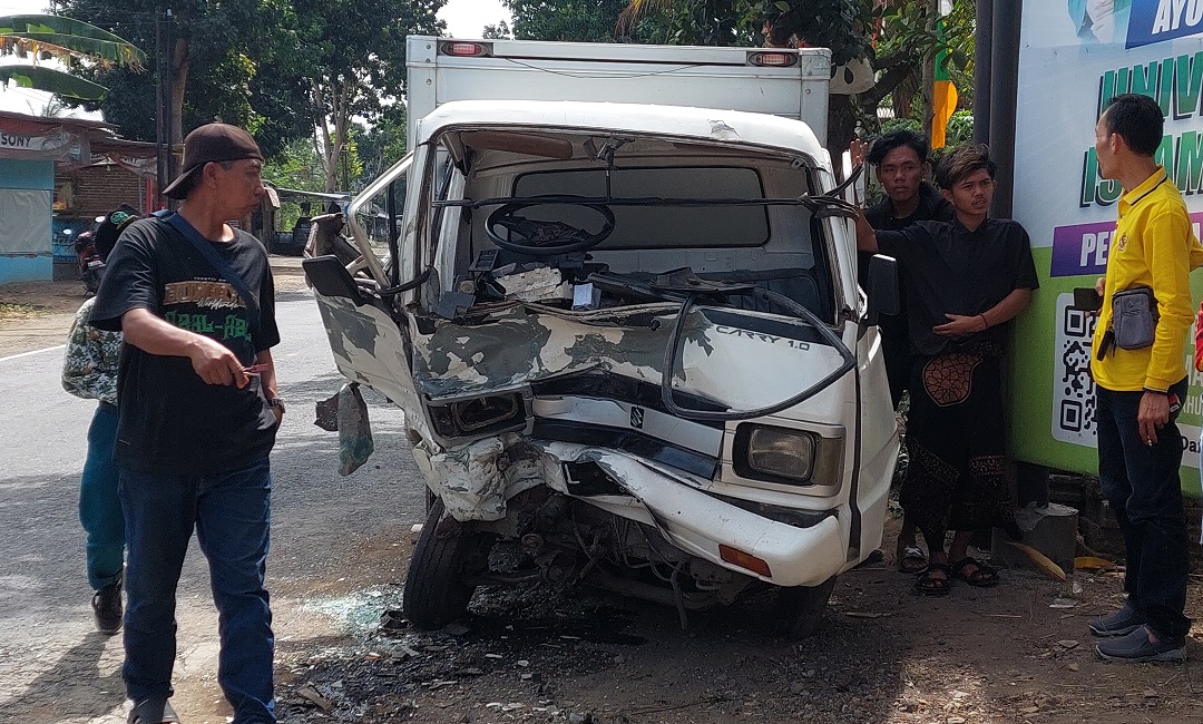 Adu Moncong Avanza Vs Pikap Boks di Jember, Sopir Terjepit dan Patah Tulang