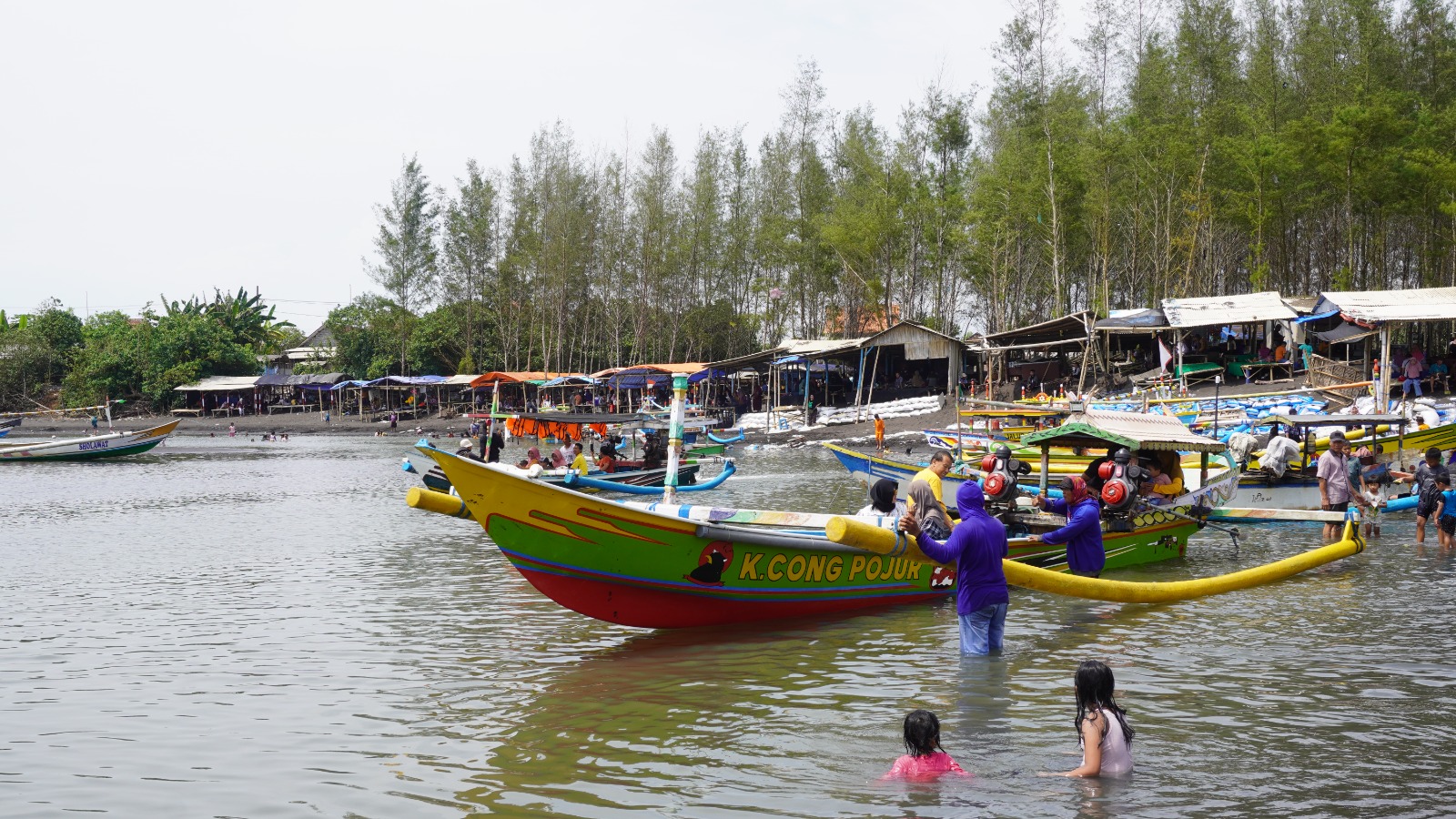 Libur Nataru, Ojek Jukung di Pantai Cemara Jember Panen Rezeki