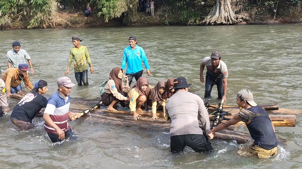 Menantang Maut, Kisah Pelajar Jember Menyeberangi Sungai dengan Getek Demi Sekolah