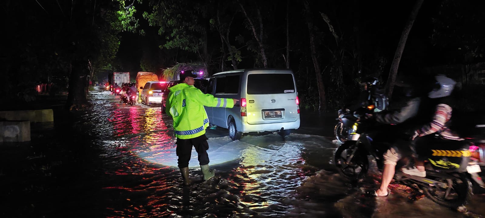 Ratusan Pengendara Terjebak Banjir di Bangsalsari Jember