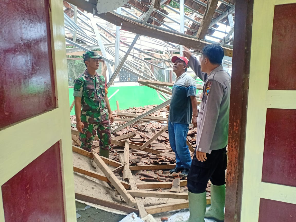 2 Ruang Kelas SDN Curahnongko 3 Jember Ambruk