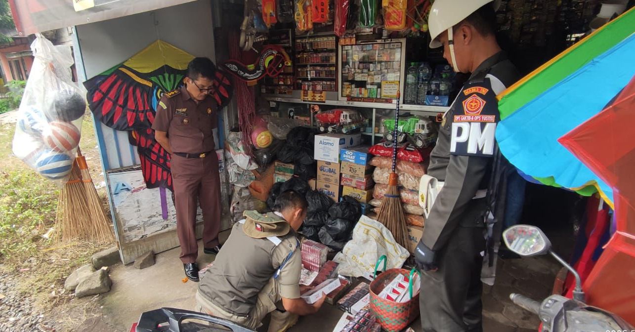 Toko-Toko Ini Jadi Sasaran Razia Rokok dari Satpol PP Jember, Ini Hasil Sitaannya!