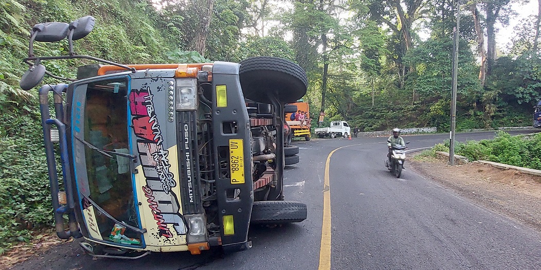 Truk Fuso Muatan Tripleks Timpa Avanza di Jalur Gumitir Jember