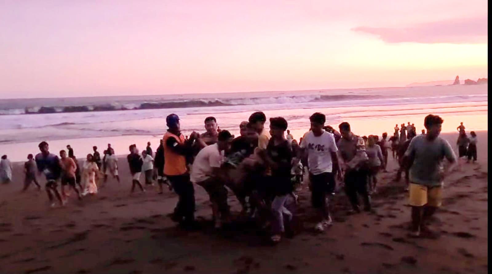 Usai KKN, Empat Mahasiswa UINSA Surabaya Terseret Ombak Pantai Payangan Jember, Satu Meninggal Dunia