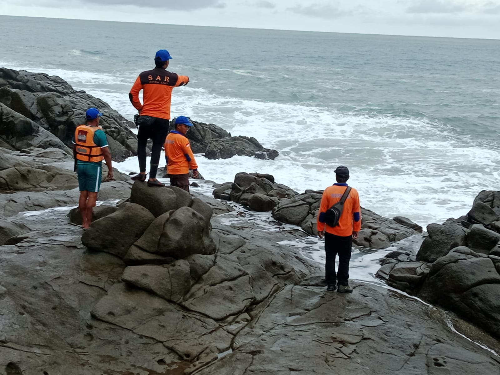 Tanpa Identitas, Pemancing Hilang Dihantam Ombak Pantai Payangan Jember