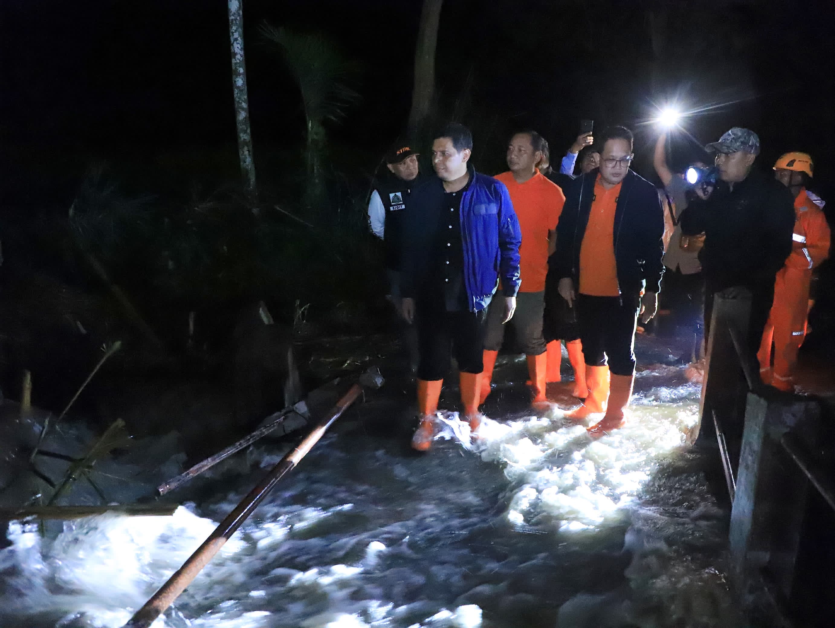 Tiba Dini Hari, Pj Gubernur Jatim Langsung Cek Lokasi Banjir Bandang Bondowoso