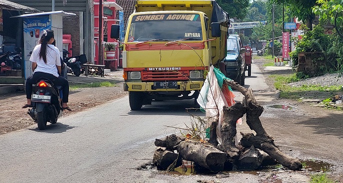Hati-Hati, Ada Balok Kayu di Jalan Ini