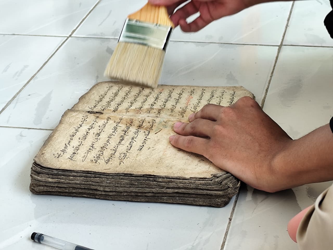 Mahasiswa UIN dan Filolog Jember Bersatu Ungkap Rahasia Tiga Naskah Kuno di Pondok Pesantren Raudhatul Ulum